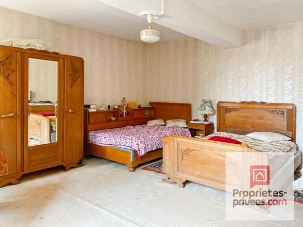 Maison à rénover avec potentiel de projets différents posée sur une terrain de 1000m²