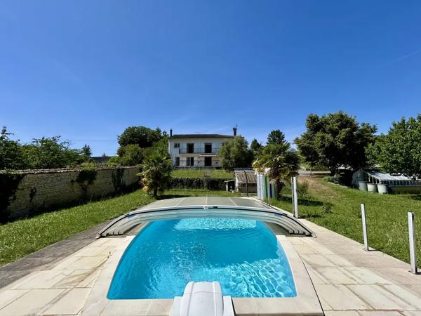Maison de caractère avec piscine chauffée, rivière et vue ex
