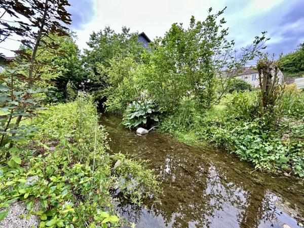 Maison de caractère avec piscine chauffée, rivière et vue ex