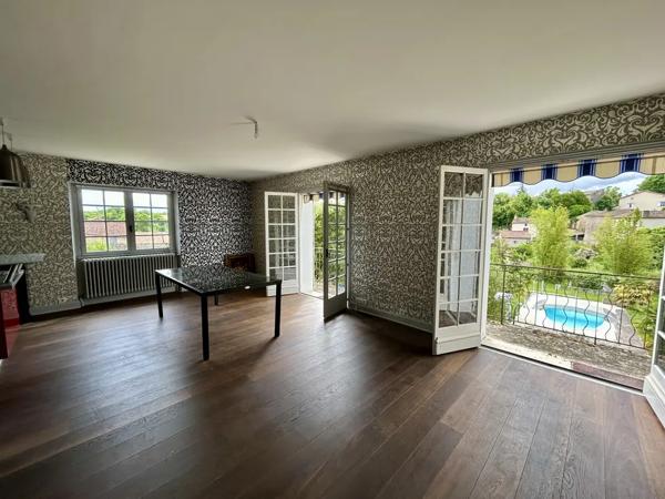 Maison de caractère avec piscine chauffée, rivière et vue ex