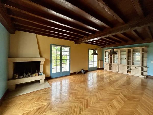Maison de caractère avec piscine chauffée, rivière et vue ex