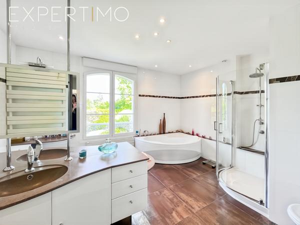 Sainte-Geneviève-des-Bois (91700) PROPRIETE DE CARACTERE HAUT DE GAMME DE 326 M2 AUX VOLUMES EXCEPTIONNELS