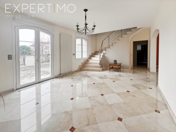 Sainte-Geneviève-des-Bois (91700) PROPRIETE DE CARACTERE HAUT DE GAMME DE 326 M2 AUX VOLUMES EXCEPTIONNELS