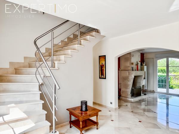 Sainte-Geneviève-des-Bois (91700) PROPRIETE DE CARACTERE HAUT DE GAMME DE 326 M2 AUX VOLUMES EXCEPTIONNELS