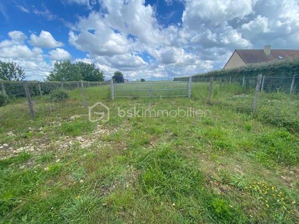 À saisir rapidement ! 

Situé sur la commune de Sassy, à environ 13 minutes de Falaise et de Saint-Pierre-en-Auge, dans un environnement calme, découvrez ce superbe terrain constructible d'une superficie de 3486 m².

✔️ Ses grands points forts :

🟢 Entièrement clos : Terrain déjà délimité et sécurisé par des haies et grillages, un vrai gain de temps et d'argent pour votre futur projet !

🟢 Facile d'accès : Accès direct avec rade et aisé par la voirie (idéal pour le passage des engins de chantier et votre futur quotidien).

🟢 Configuration optimale : Terrain plat

Libre de tout constructeur.