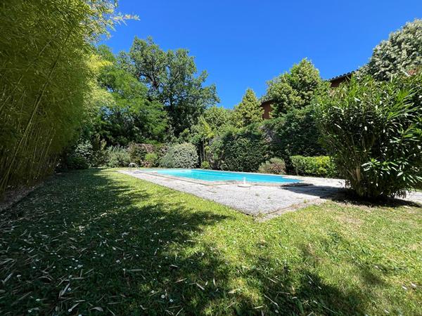 Maison avec 3 chambres, piscine et dépendance en plein centre de Bessières !