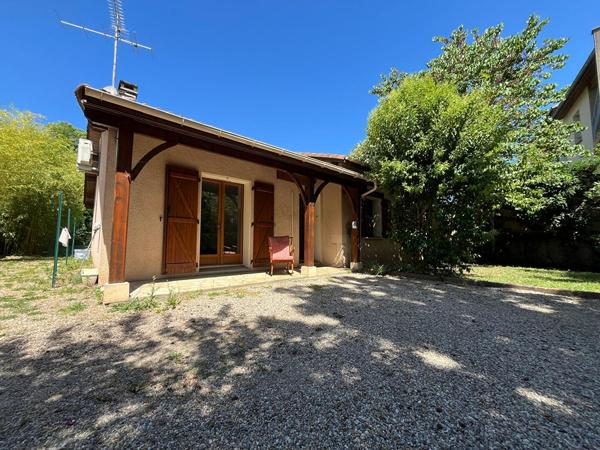 Maison avec 3 chambres, piscine et dépendance en plein centre de Bessières !