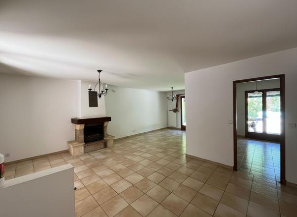 Maison avec 3 chambres, piscine et dépendance en plein centre de Bessières !