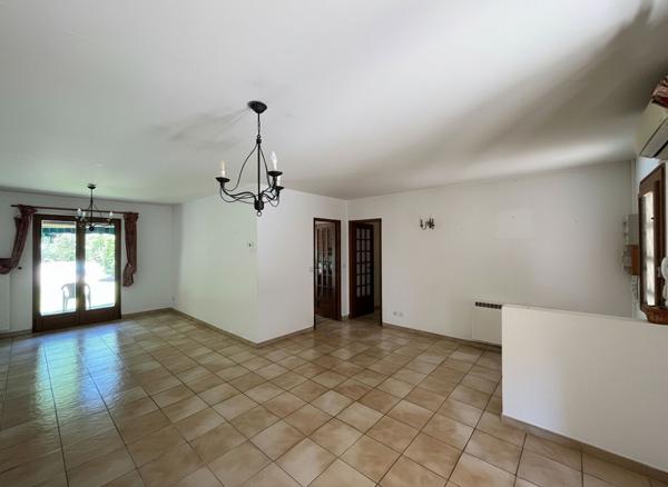 Maison avec 3 chambres, piscine et dépendance en plein centre de Bessières !
