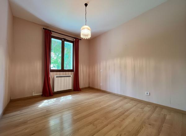 Maison avec 3 chambres, piscine et dépendance en plein centre de Bessières !
