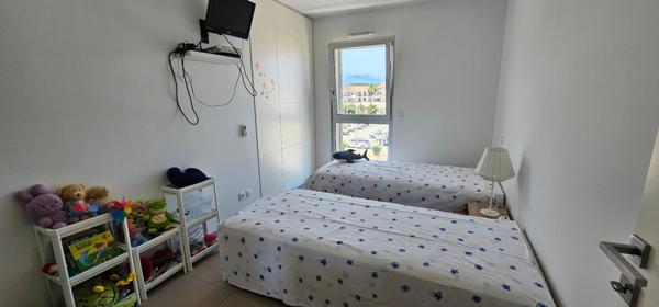 SOLENZARA (20) Appartement à vendre 3 pièces de 68m². avec terrasse de 31m². RÉSIDENCE PIEDS DANS L'EAU