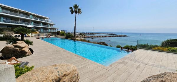 SOLENZARA (20) Appartement à vendre 3 pièces de 68m². avec terrasse de 31m². RÉSIDENCE PIEDS DANS L'EAU