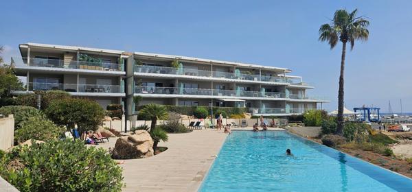 SOLENZARA (20) Appartement à vendre 3 pièces de 68m². avec terrasse de 31m². RÉSIDENCE PIEDS DANS L'EAU