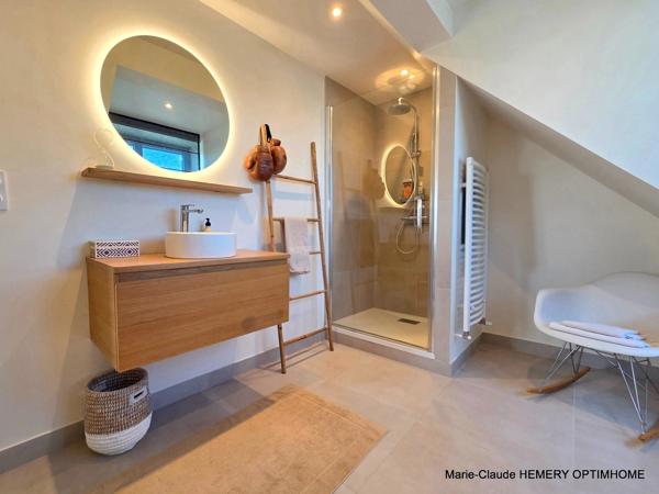 Dinard, Thalassothérapie, belle Villa de 202m² sur parcelle de 400 m² clôturée et paysagée. Rénovation récente de qualité.