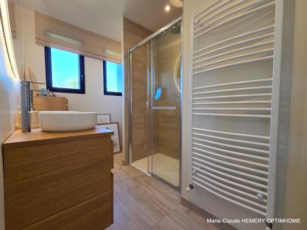 Dinard, Thalassothérapie, belle Villa de 202m² sur parcelle de 400 m² clôturée et paysagée. Rénovation récente de qualité.