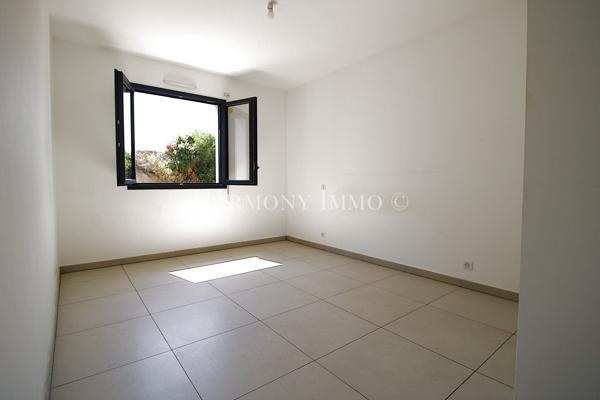 Très bel appartement récent avec terrasse.