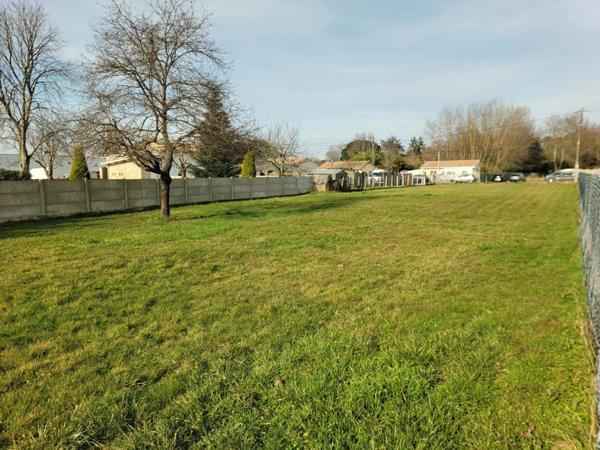 A VENDRE - Terrain de 2 430m2 avec acces direct à la route