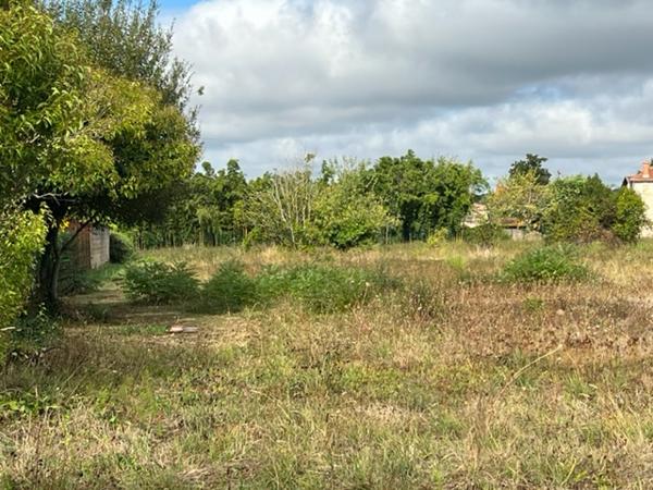 A Villeneuve sur Lot, dans l'un des quartiers les plus recherchés proche des commerces et des écoles, terrain viabilisé d'environ 500m2. Possibilité d'acquérir une surface plus grande. , Villeneuve sur lot