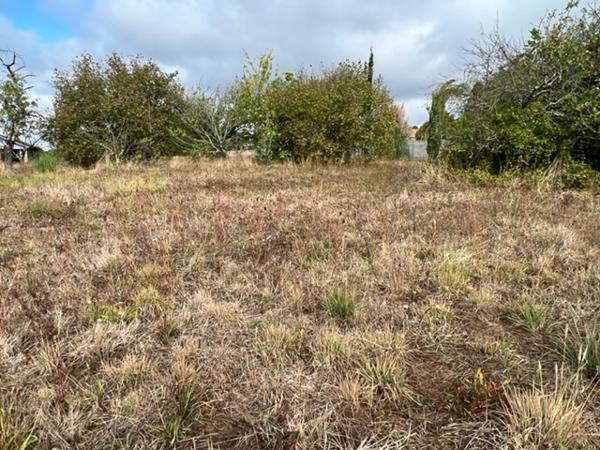 A Villeneuve sur Lot, dans l'un des quartiers les plus recherchés proche des commerces et des écoles, terrain viabilisé d'environ 500m2. Possibilité d'acquérir une surface plus grande. , Villeneuve sur lot