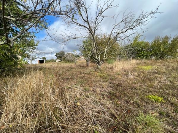 A Villeneuve sur Lot, dans l'un des quartiers les plus recherchés proche des commerces et des écoles, terrain viabilisé d'environ 500m2. Possibilité d'acquérir une surface plus grande. , Villeneuve sur lot