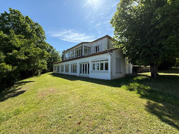 47300 PUJOLS Idéal investisseur, ensemble immobilier à Pujols avec vue