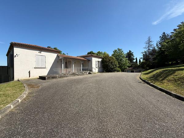 47300 PUJOLS Idéal investisseur, ensemble immobilier à Pujols avec vue