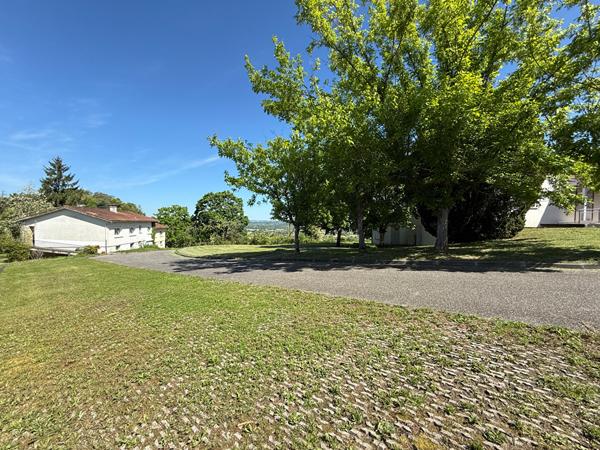 47300 PUJOLS Idéal investisseur, ensemble immobilier à Pujols avec vue