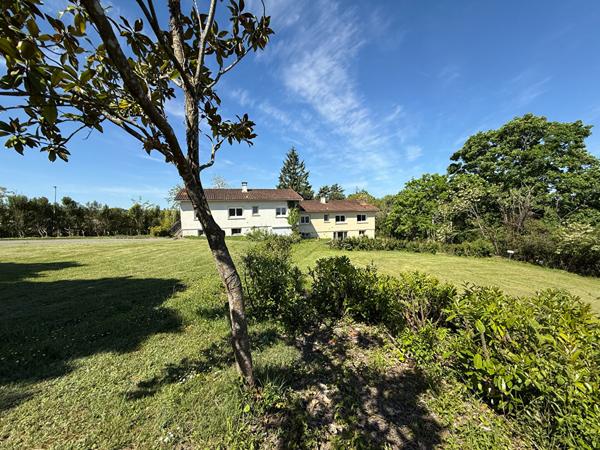 47300 PUJOLS Idéal investisseur, ensemble immobilier à Pujols avec vue