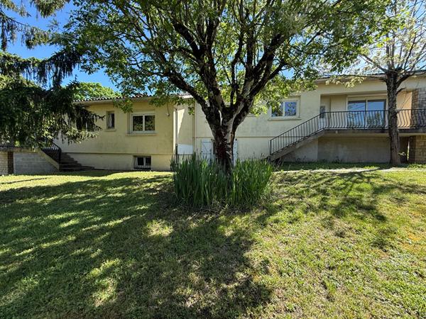 47300 PUJOLS Idéal investisseur, ensemble immobilier à Pujols avec vue