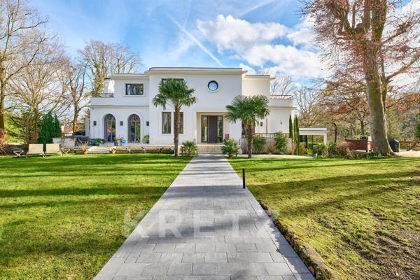 Villa contemporaine avec piscine au coeur d'un domaine privé