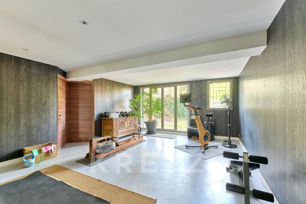 Villa contemporaine avec piscine au coeur d'un domaine privé