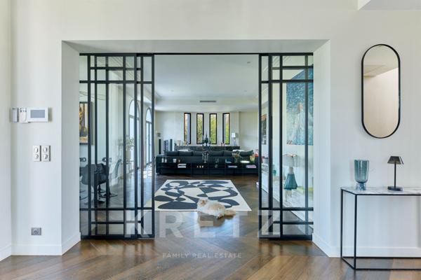 Villa contemporaine avec piscine au coeur d'un domaine privé