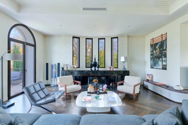 Villa contemporaine avec piscine au coeur d'un domaine privé