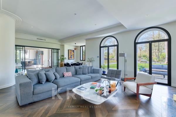 Villa contemporaine avec piscine au coeur d'un domaine privé