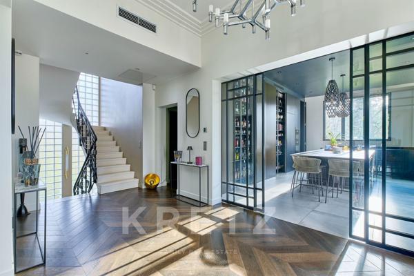 Villa contemporaine avec piscine au coeur d'un domaine privé