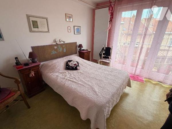 A vendre chez votre Notaire, immeuble de rapport en très bon état, composé de deux appartements...