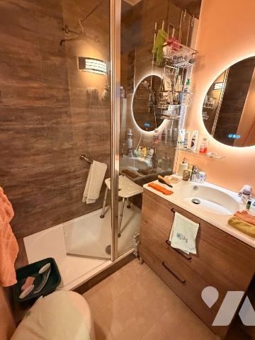 A vendre chez votre Notaire, immeuble de rapport en très bon état, composé de deux appartements...