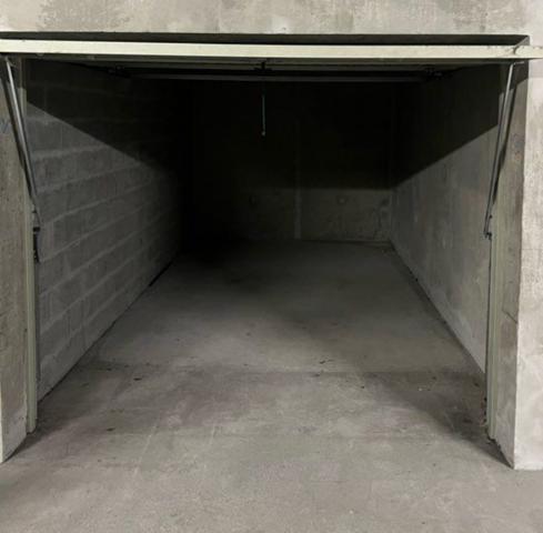 GARAGE FERME AU PIED DU TRAM 17