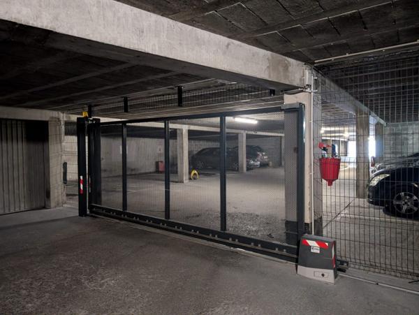 GARAGE FERME AU PIED DU TRAM 17