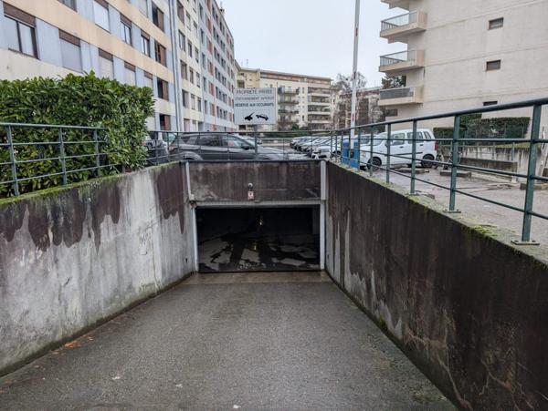 GARAGE FERME AU PIED DU TRAM 17