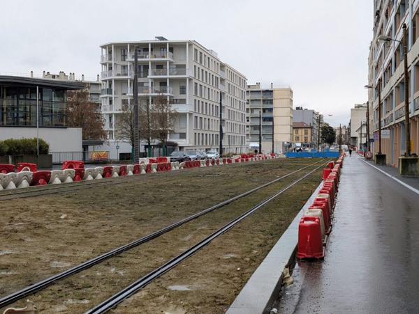 GARAGE FERME AU PIED DU TRAM 17