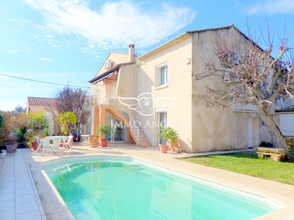 Maison T4/5 de 160m², grand garage, piscine et T2 indépendant sur 440m² de terrain.