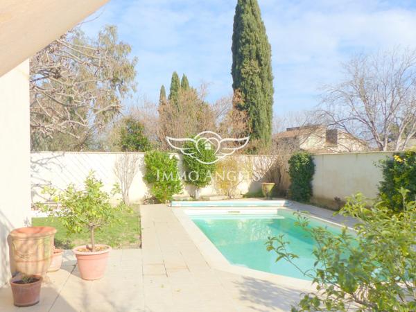 Maison T4/5 de 160m², grand garage, piscine et T2 indépendant sur 440m² de terrain.