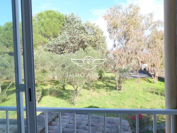 Maison T4/5 de 160m², grand garage, piscine et T2 indépendant sur 440m² de terrain.