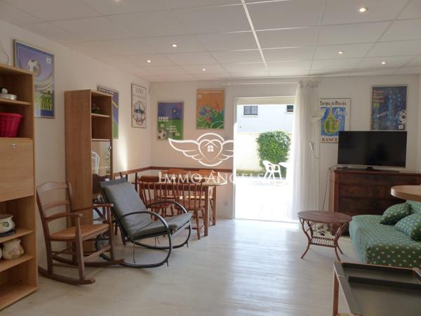 Maison T4/5 de 160m², grand garage, piscine et T2 indépendant sur 440m² de terrain.