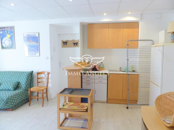 Maison T4/5 de 160m², grand garage, piscine et T2 indépendant sur 440m² de terrain.