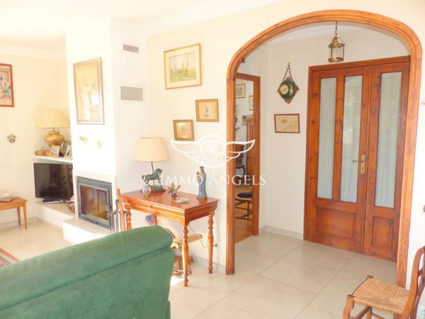 Maison T4/5 de 160m², grand garage, piscine et T2 indépendant sur 440m² de terrain.