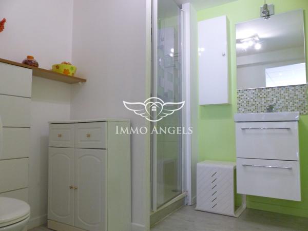 Maison T4/5 de 160m², grand garage, piscine et T2 indépendant sur 440m² de terrain.