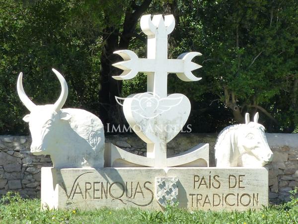 Maison T4/5 de 160m², grand garage, piscine et T2 indépendant sur 440m² de terrain.