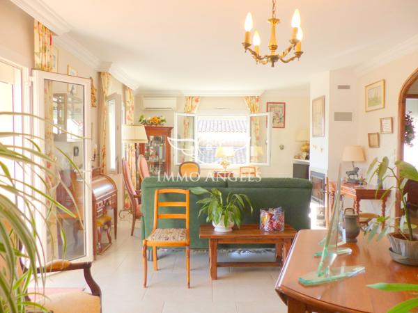 Maison T4/5 de 160m², grand garage, piscine et T2 indépendant sur 440m² de terrain.